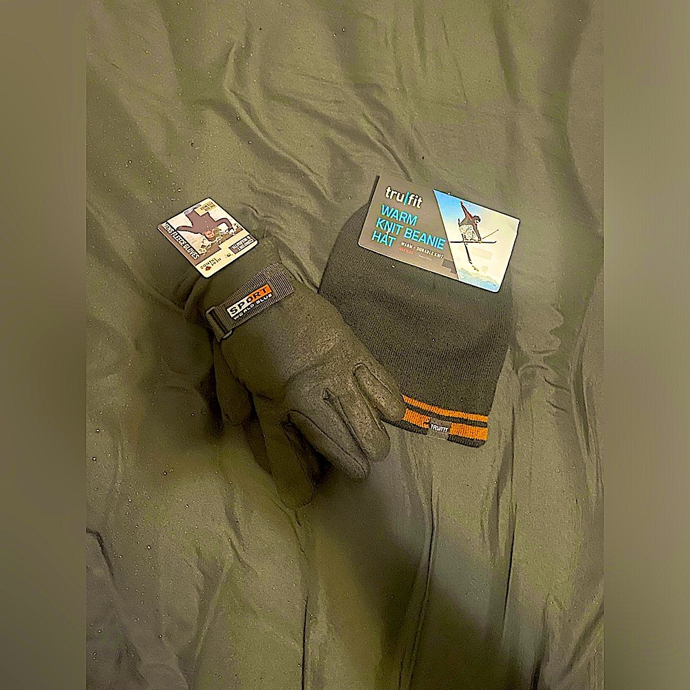Warm knit beanie hat w/ men’s fleece gloves.